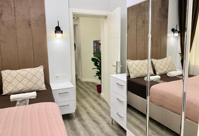 Flat In The Middle Of İsti̇klal