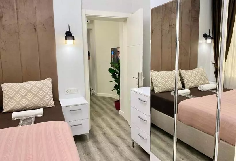 Flat In The Middle Of İsti̇klal