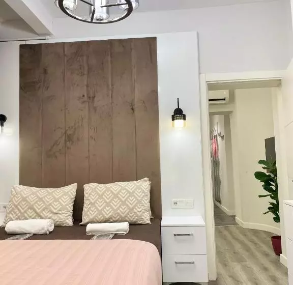 Flat In The Middle Of İsti̇klal