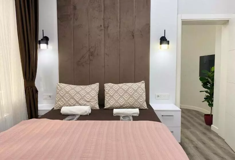 Flat In The Middle Of İsti̇klal
