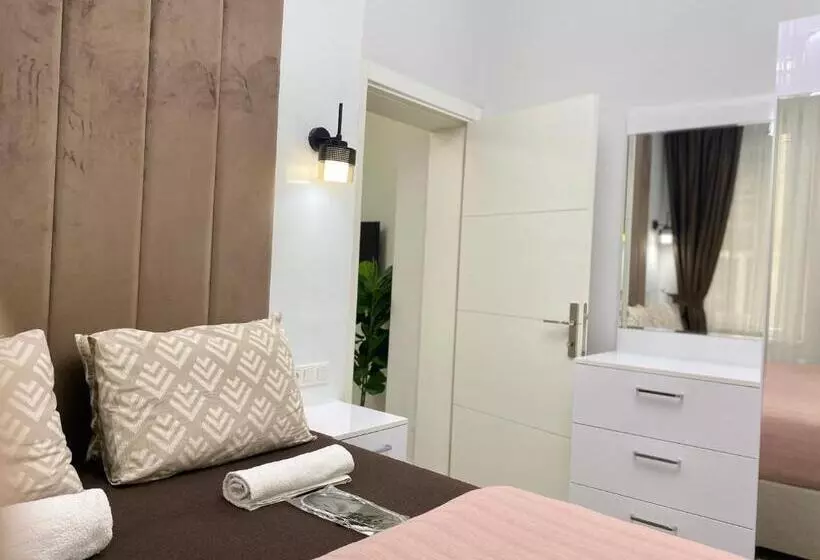 Flat In The Middle Of İsti̇klal