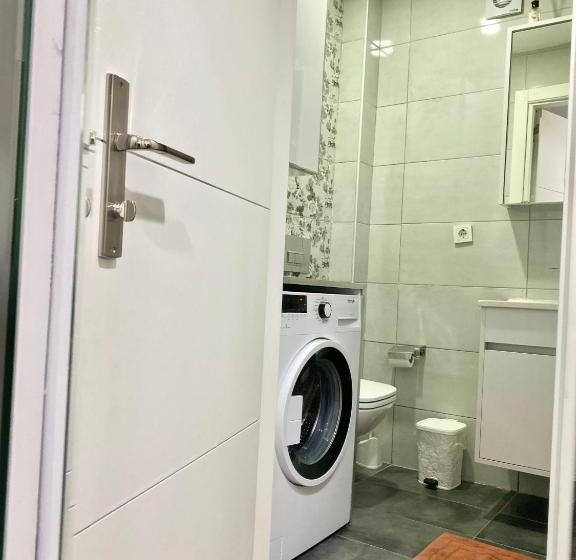 Flat In The Middle Of İsti̇klal