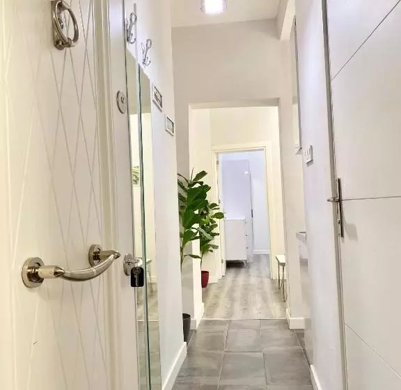 Flat In The Middle Of İsti̇klal