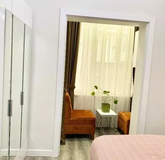 Flat In The Middle Of İsti̇klal