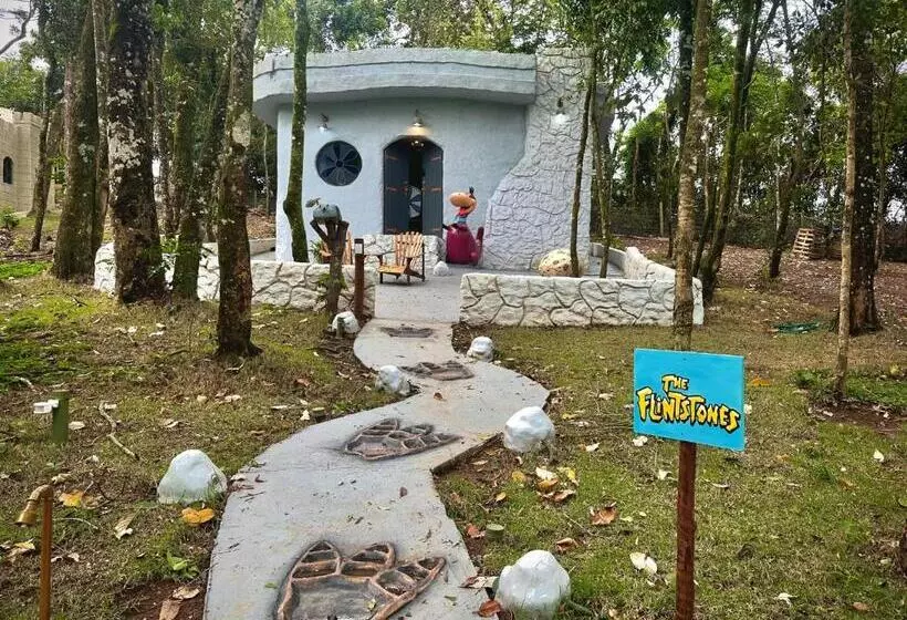 Majatalo Caverna Dos Dinossauros, Vila Mágica