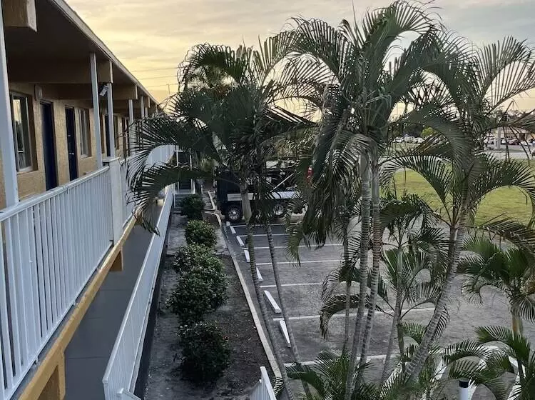 ホテル Budget Inn