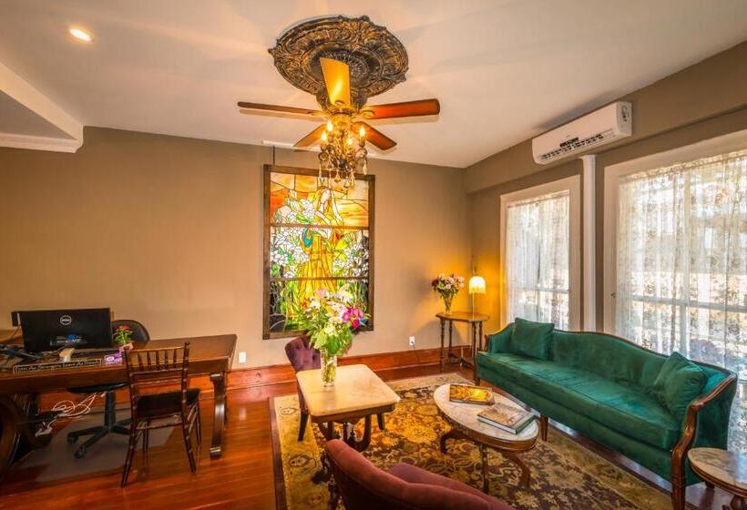 בית מלון כפרי Carriage Way Inn Bed & Breakfast Adults Only   21 Years Old And Up