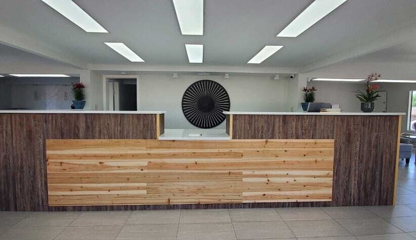 فندق Excellent Inn & Suites