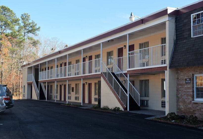 فندق Fort Eustis Inn