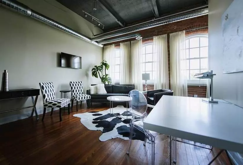 هتل Foundry Suites