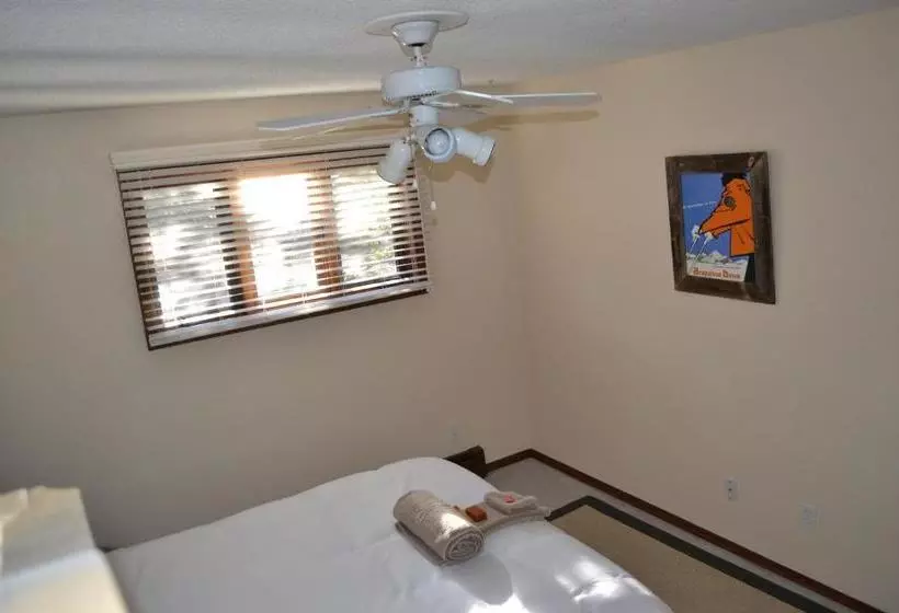 هتل The Mountaineer Hostel