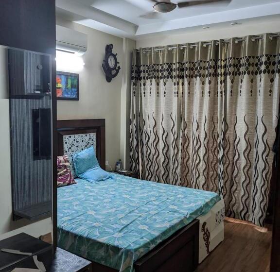 تختخواب و صبحانه Roma By Night