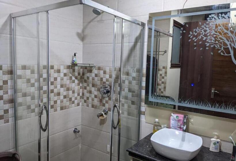 تختخواب و صبحانه Roma By Night