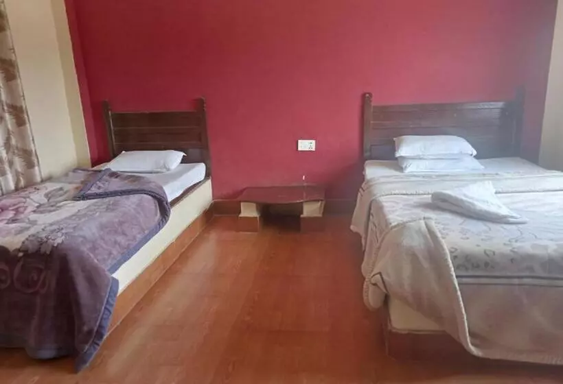 هتل Holidays Inn And Gypsy Cafe