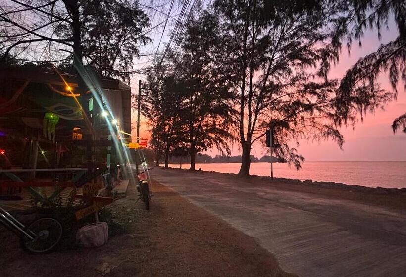 בית מלון כפרי Neverland Beach Village Bungalows