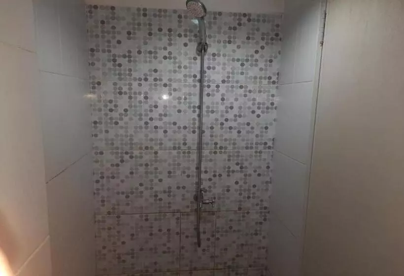 Hotelli Oyo Life 93139 Apartemen Grand Sentraland By Evi