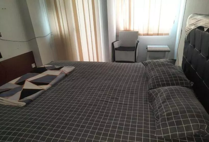 Hotelli Oyo Life 93139 Apartemen Grand Sentraland By Evi