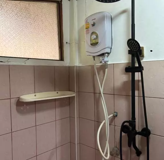 پانسیون Baan Wisarut Guesthouse