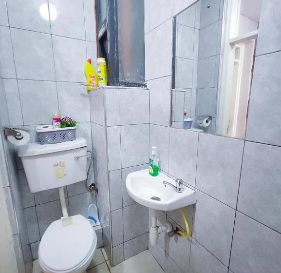 پانسیون Hennessywhitehouse