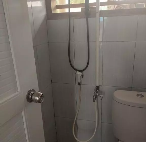 Retkeilymaja Kutnalek Surf Camp Siberut Mentawai Surfing Barrels