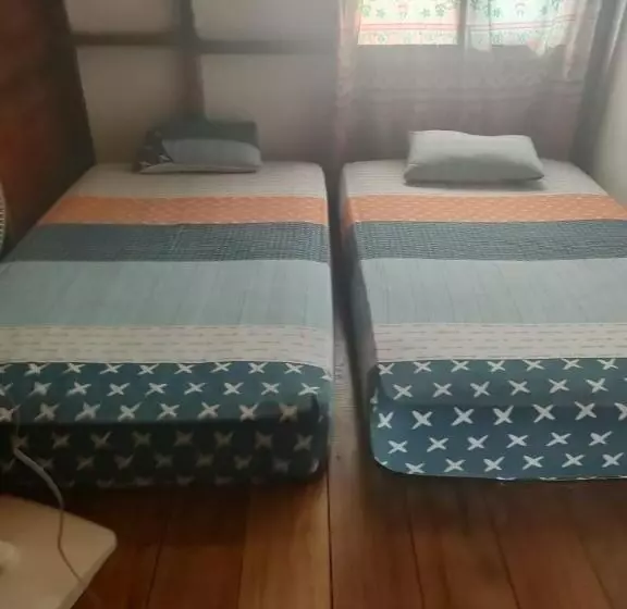 Retkeilymaja Kutnalek Surf Camp Siberut Mentawai Surfing Barrels