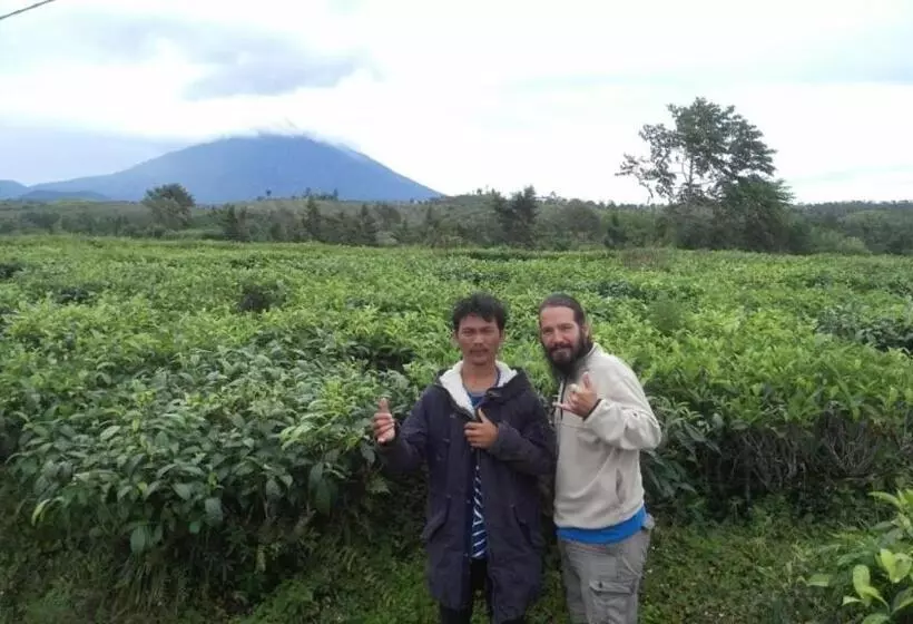 Retkeilymaja Kutnalek Surf Camp Siberut Mentawai Surfing Barrels