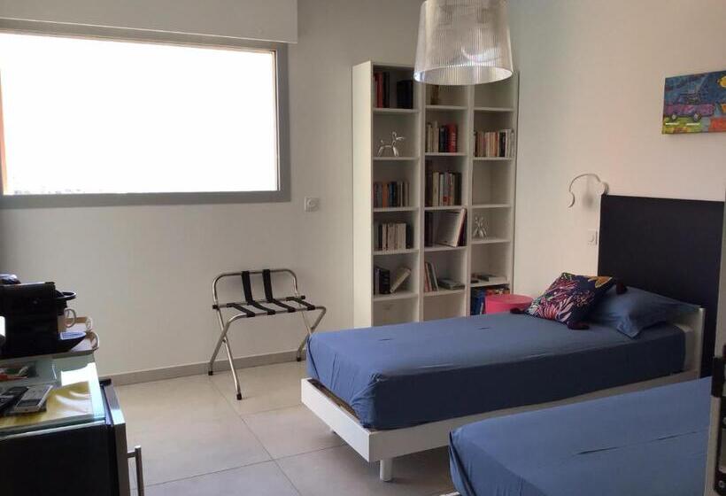 Bed and Breakfast Suite Avec 2 Chambres D Hôtes Pour 1 à 4 Personnes Avec Terrasse, Vue Mer, Parking Privé, Proche Por