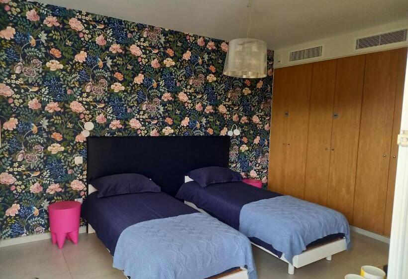 Bed and Breakfast Suite Avec 2 Chambres D Hôtes Pour 1 à 4 Personnes Avec Terrasse, Vue Mer, Parking Privé, Proche Por