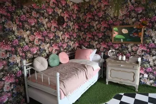 Aamiaismajoitus (B&B) Le Terrier, Chambre D Hôtes à Thème Alice Au Pays Des Merveilles