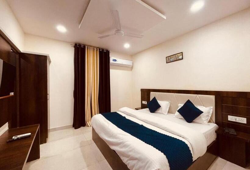 ホテル The White House Haridwar