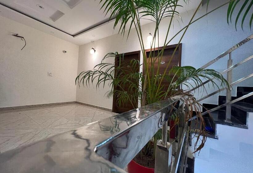 Hotelli The Crown , Top Rated & Most Awarded Property In Chandigarh, Zirakpur & Tricity