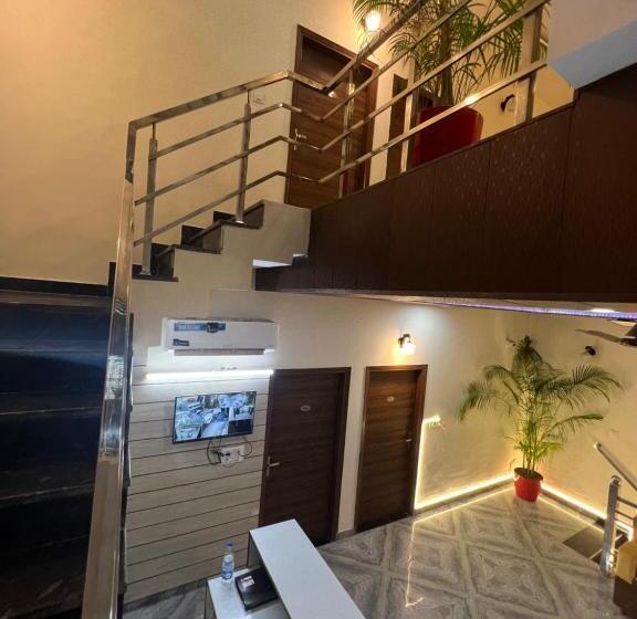 Hotelli The Crown , Top Rated & Most Awarded Property In Chandigarh, Zirakpur & Tricity