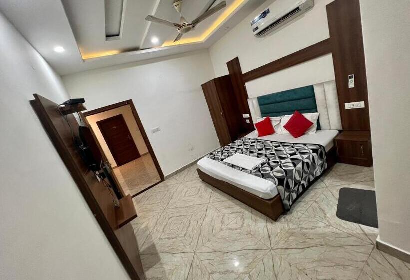 Hotelli The Crown , Top Rated & Most Awarded Property In Chandigarh, Zirakpur & Tricity