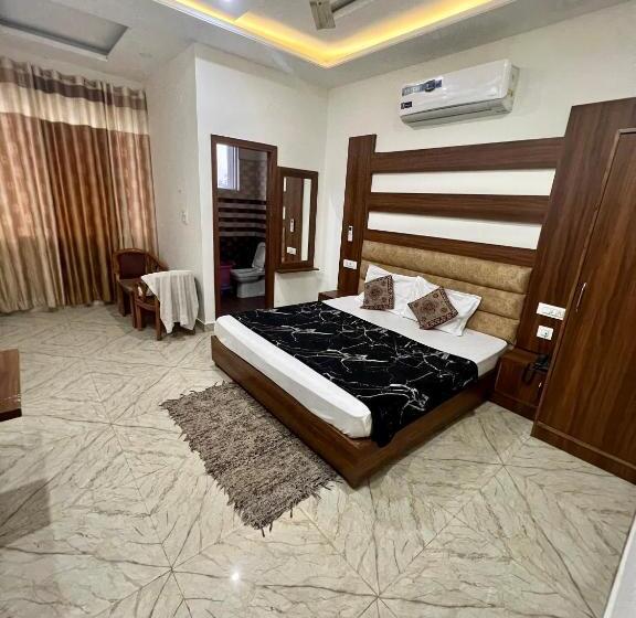 Hotelli The Crown , Top Rated & Most Awarded Property In Chandigarh, Zirakpur & Tricity