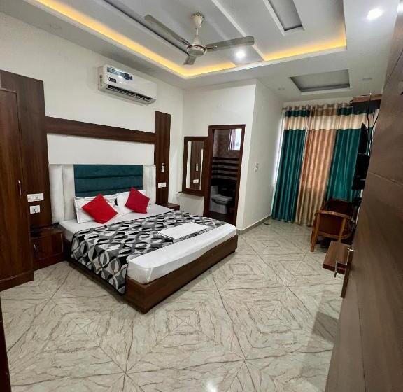 Hotelli The Crown , Top Rated & Most Awarded Property In Chandigarh, Zirakpur & Tricity