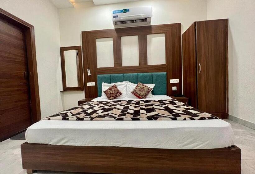 Hotelli The Crown , Top Rated & Most Awarded Property In Chandigarh, Zirakpur & Tricity