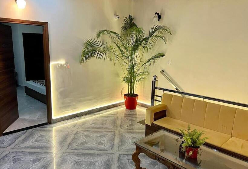 Hotelli The Crown , Top Rated & Most Awarded Property In Chandigarh, Zirakpur & Tricity