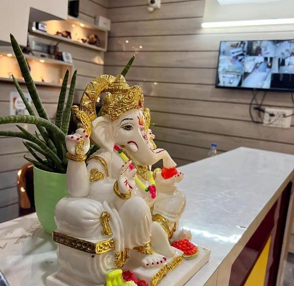 Hotelli The Crown , Top Rated & Most Awarded Property In Chandigarh, Zirakpur & Tricity