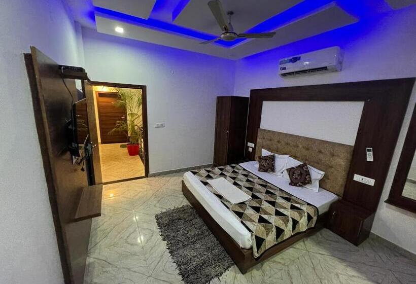 Hotelli The Crown , Top Rated & Most Awarded Property In Chandigarh, Zirakpur & Tricity