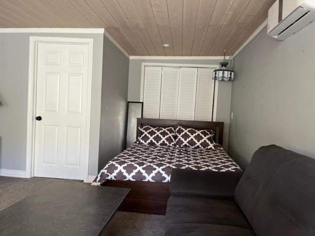 پانسیون Cute Cottage, Walk To The Studios, Pool, Bbq