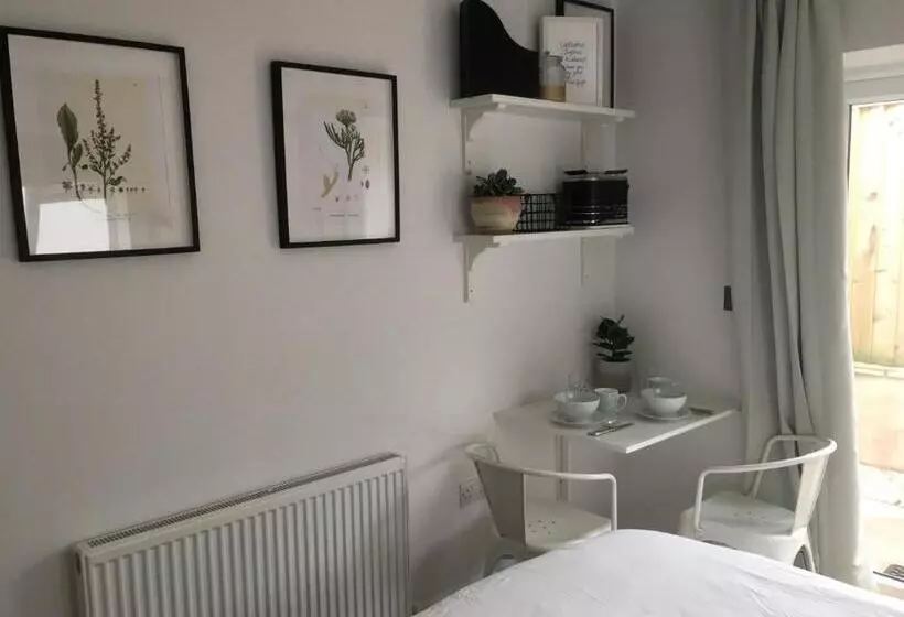 ベッドアンドブレックファースト Cedar Shade Cottage Ensuite Private Annexe With Parking