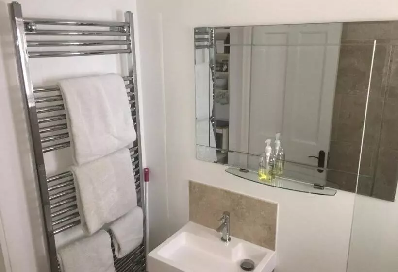 ベッドアンドブレックファースト Cedar Shade Cottage Ensuite Private Annexe With Parking