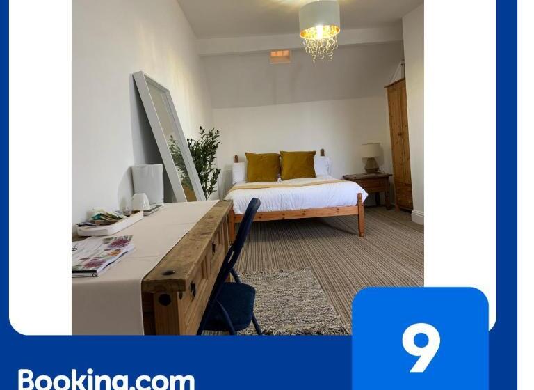 تختخواب و صبحانه Sam’z Boutique