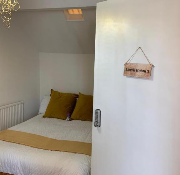 تختخواب و صبحانه Sam’z Boutique