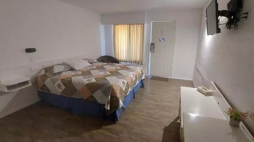 Hotelli Granby River Inn & Suites