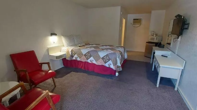 Hotelli Granby River Inn & Suites