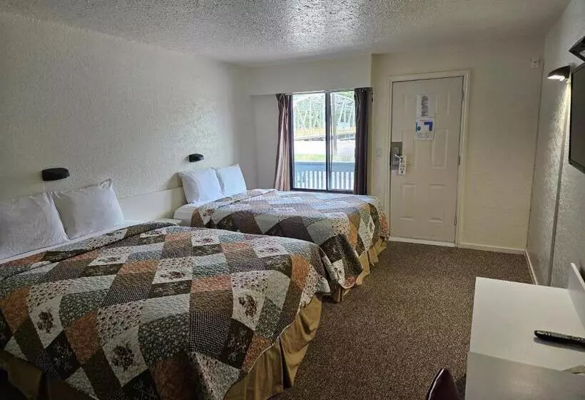 Hotelli Granby River Inn & Suites