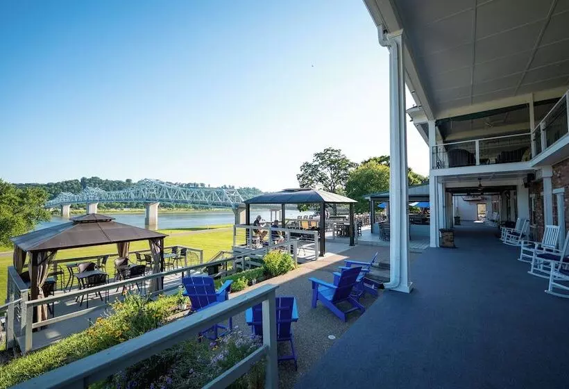 Hotelli Riverboat Inn & Suites