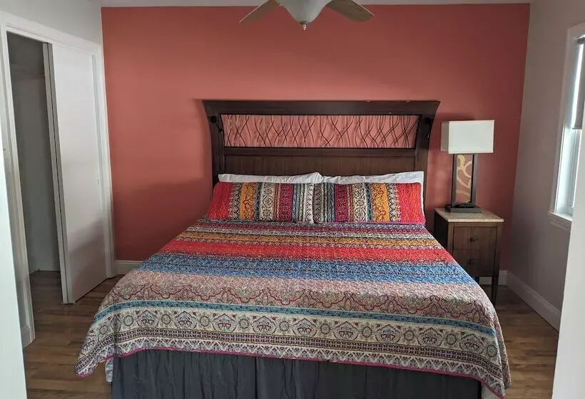 Hotelli Riverboat Inn & Suites