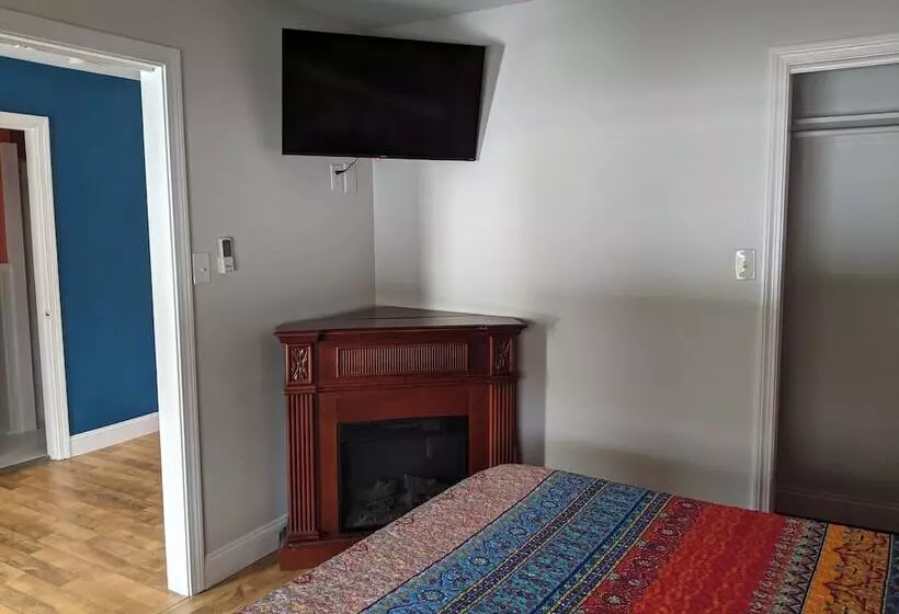 Hotelli Riverboat Inn & Suites